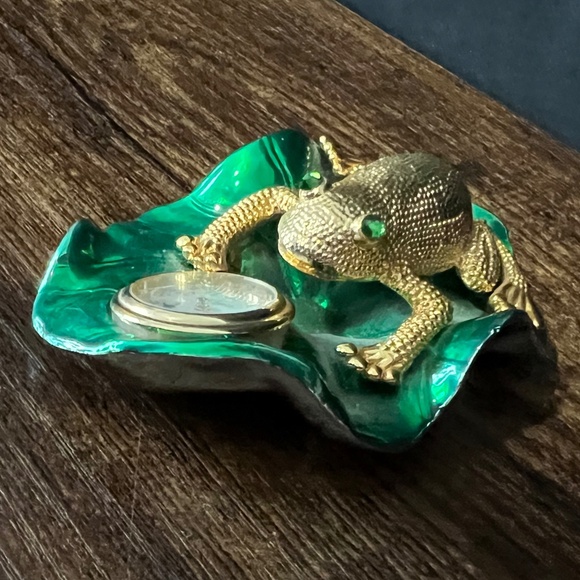 Vintage Gold Tone Frog on Lily Pad with Clock - Picture 4 of 9